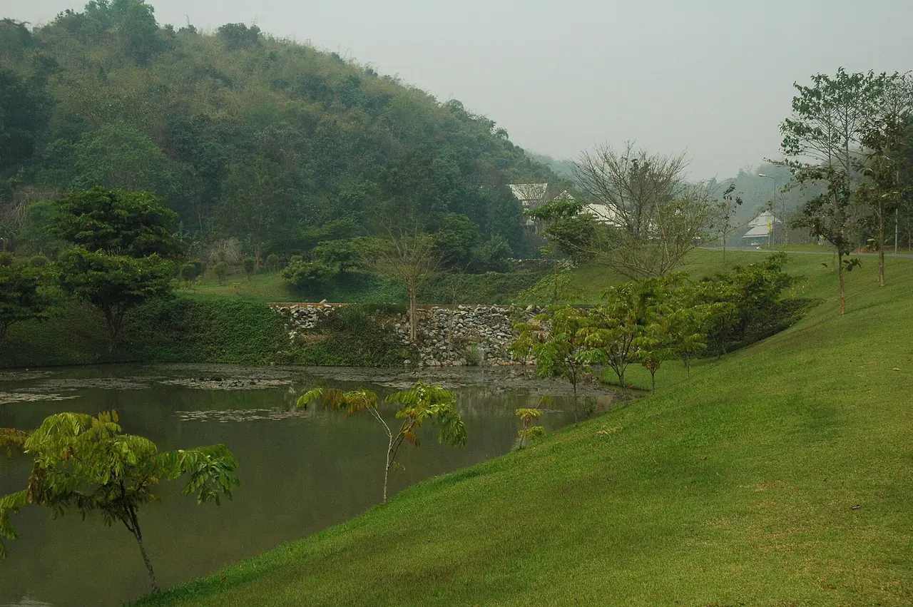 เนินเขาและพื้นที่สีเขียวบริเวณหอฝิ่น ตามคำอธิบายภาพบน Wikimedia Commons (Jpatokal) ภาพประกอบบรรยากาศ ไม่ใช่ตัวอาคารนิทรรศการ