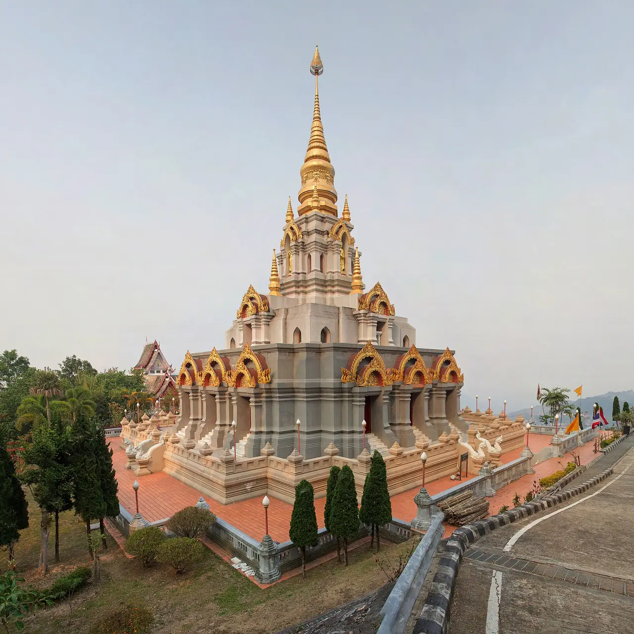 พระบรมธาตุเจดีย์ศรีนครินทร์สถิตมหาสันติคีรี ภาพถ่ายจาก Wikimedia Commons (JJ Harrison)