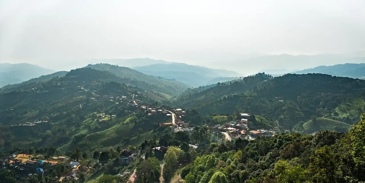 ทิวทัศน์เทือกเขาและหมู่บ้านด้านตะวันออกของสันติคีรีมองจากระเบียงพระบรมธาตุเจดีย์ ภาพถ่ายจาก Wikimedia Commons (Takeaway ม.ค. 2562)