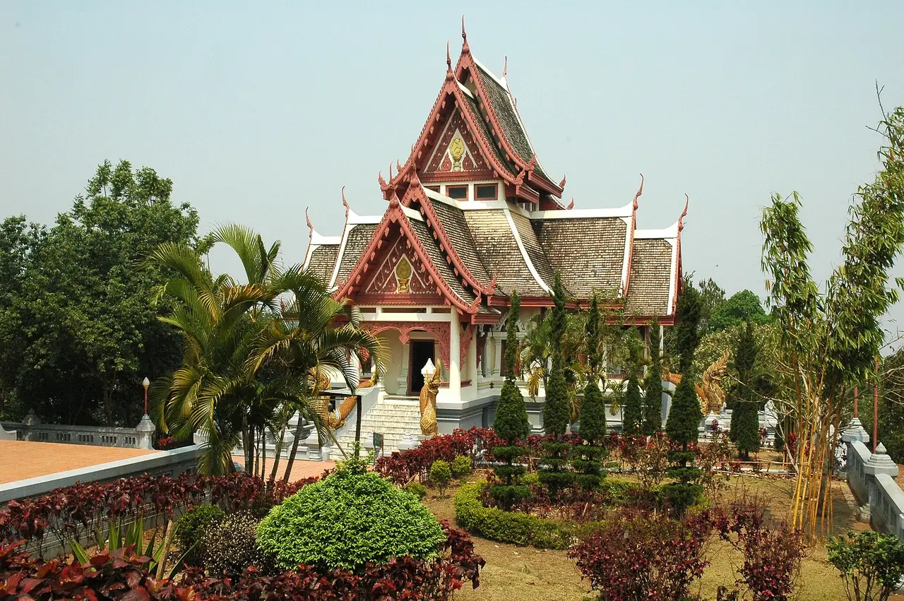 ศาลาพระราชพิธีหรือหอสมเด็จย่าที่แม่สลอง ภาพถ่ายจาก Wikimedia Commons (Jpatokal) ตามคำอธิบายภาพ Princess Mother Hall, Mae Salong