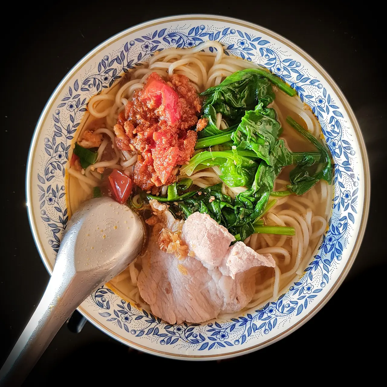 บะหมี่ยูนนานมื้อเช้าในโรงแรมที่แม่สลอง ภาพประกอบอาหารท้องถิ่น ภาพถ่ายจาก Wikimedia Commons (Takeaway ม.ค. 2562)