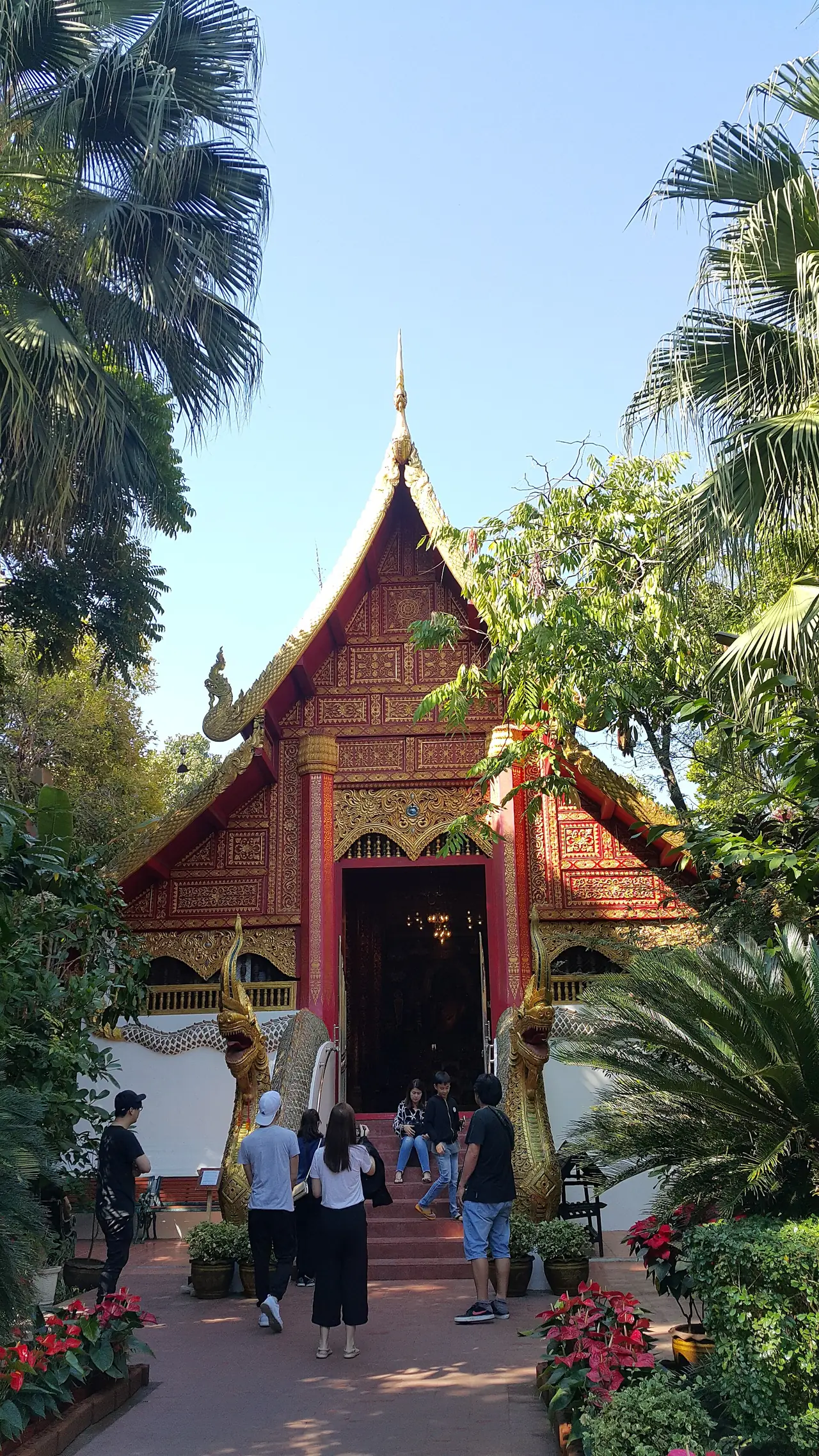 ทางเข้าวิหารประดับลายทองแดงและนาคที่วัดพระแก้ว เชียงราย ภาพถ่ายจาก Wikimedia Commons (Chainwit.)