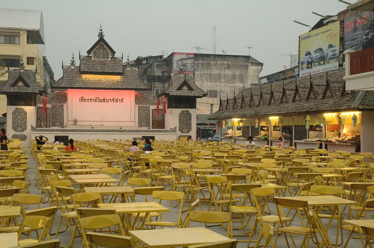 ลานที่นั่งศูนย์อาหารและเวทีของไนท์บาซาร์เชียงรายตอนยังไม่มีลูกค้า ภาพถ่ายจาก Wikimedia Commons (Jpatokal)