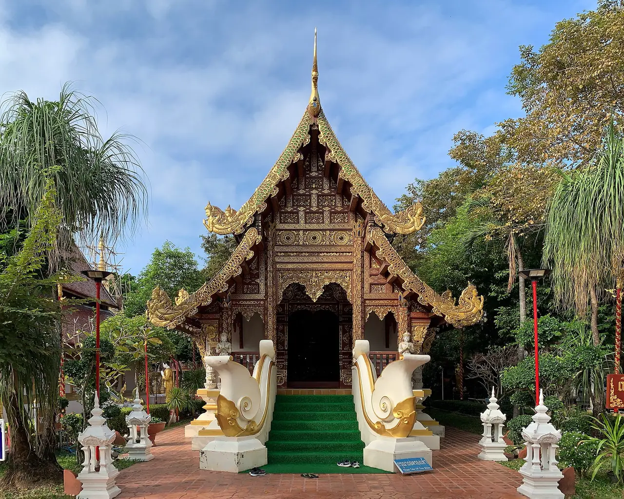 โบสถ์ไม้ลายฉลุหน้าบันซ้อนชั้นที่วัดพระสิงห์ เชียงราย ภาพถ่ายจาก Wikimedia Commons (Chainwit.)