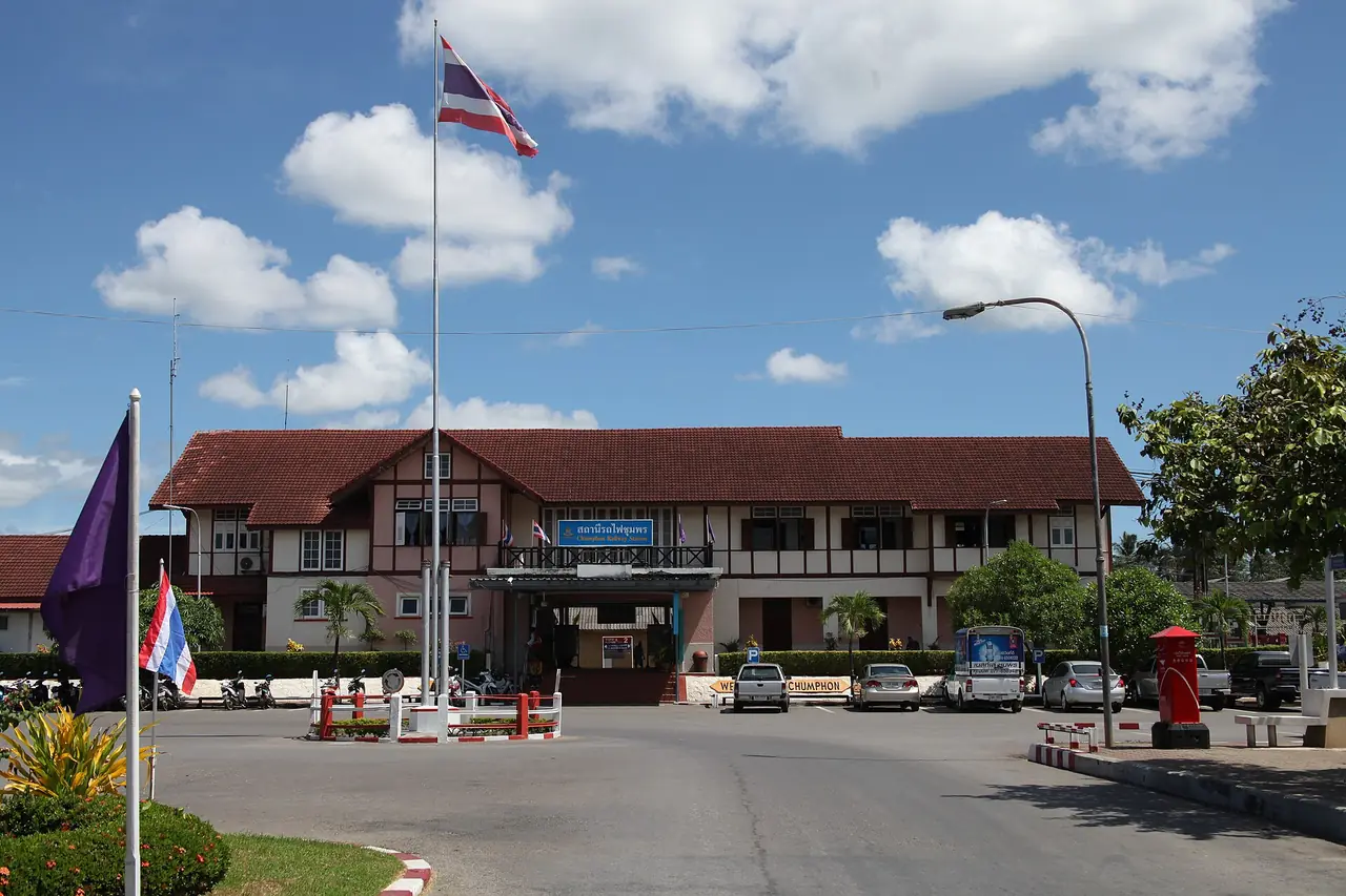 ชานชาลาสถานีรถไฟชุมพร มีป้ายชื่อสถานีและรางที่ทอดไปทางใต้