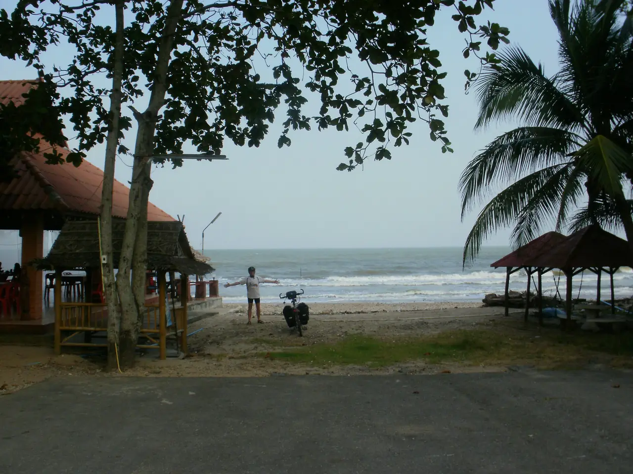 หาดบางน้ำจืดในอำเภอหลังสวน มีมะพร้าวและทรายกว้าง