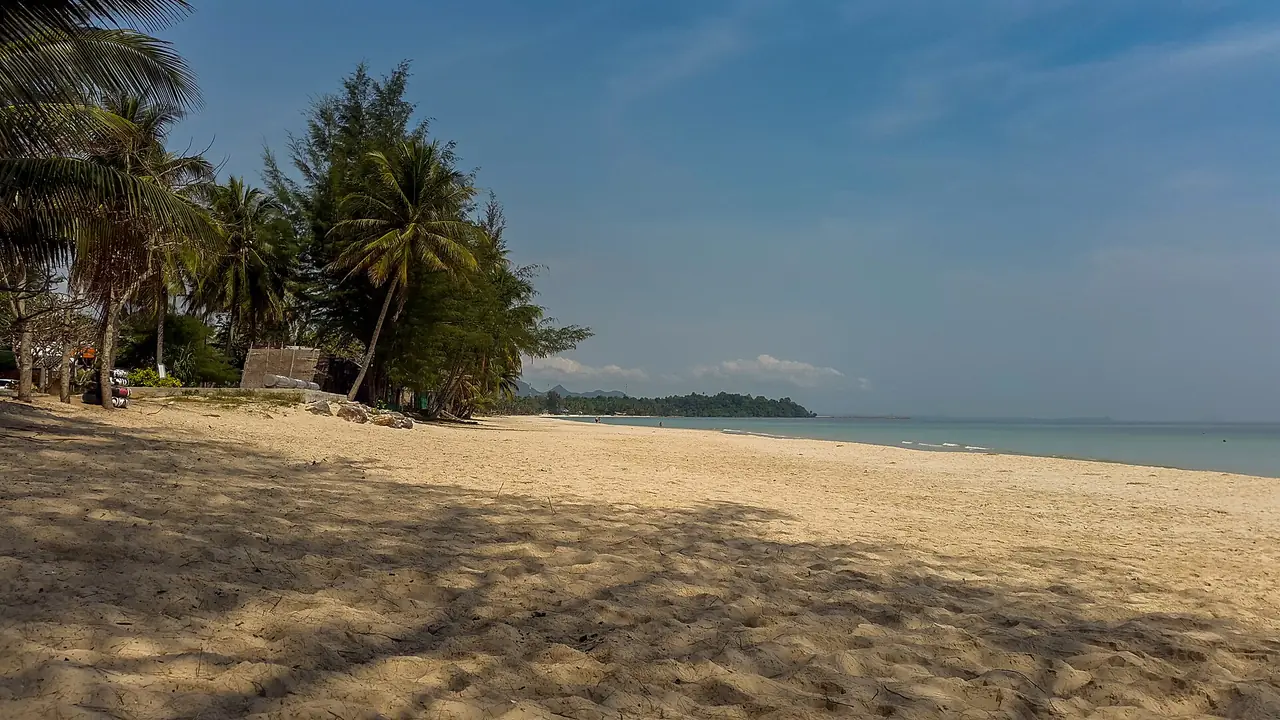 หาดทุ่งวัวแล่น อำเภอปะทิว ชุมพร ภาพของ Lamacchiacosta จาก Wikimedia Commons ใบอนุญาต CC BY-SA 4.0 คำบรรยายบน Commons เป็นภาษาอิตาลีว่าหาดในวันธรรมดาวันหนึ่ง