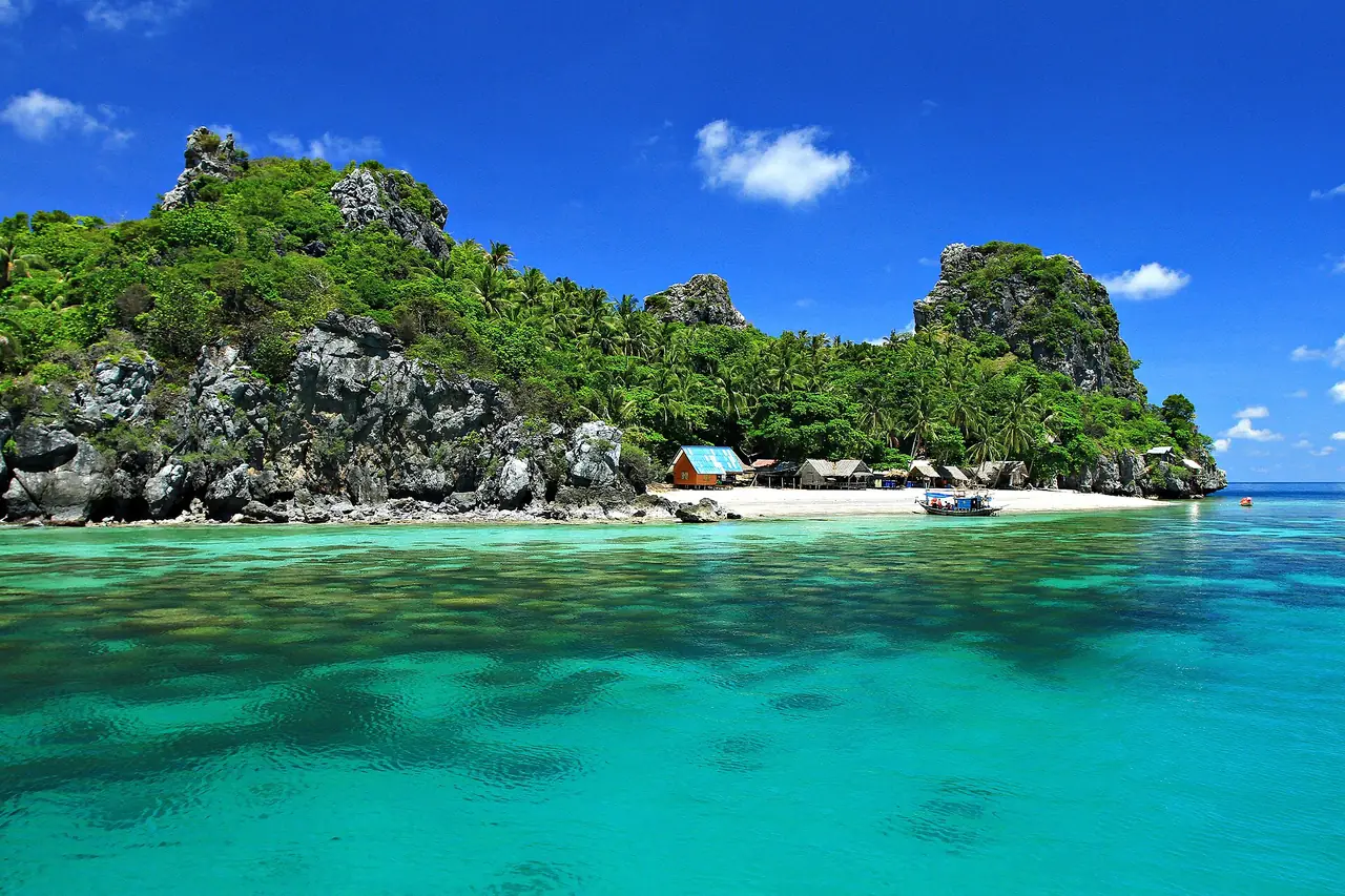 ทะเลและแนวเกาะในอุทยานแห่งชาติหมู่เกาะชุมพร ภาพของ KOSIN SUKHUM จาก Wikimedia Commons ใบอนุญาต CC BY-SA 4.0 คำบรรยายบน Commons พูดถึงชุมพรเป็นปลายทางดำน้ำของคนกรุงเทพฯ ไม่ระบุเกาะ