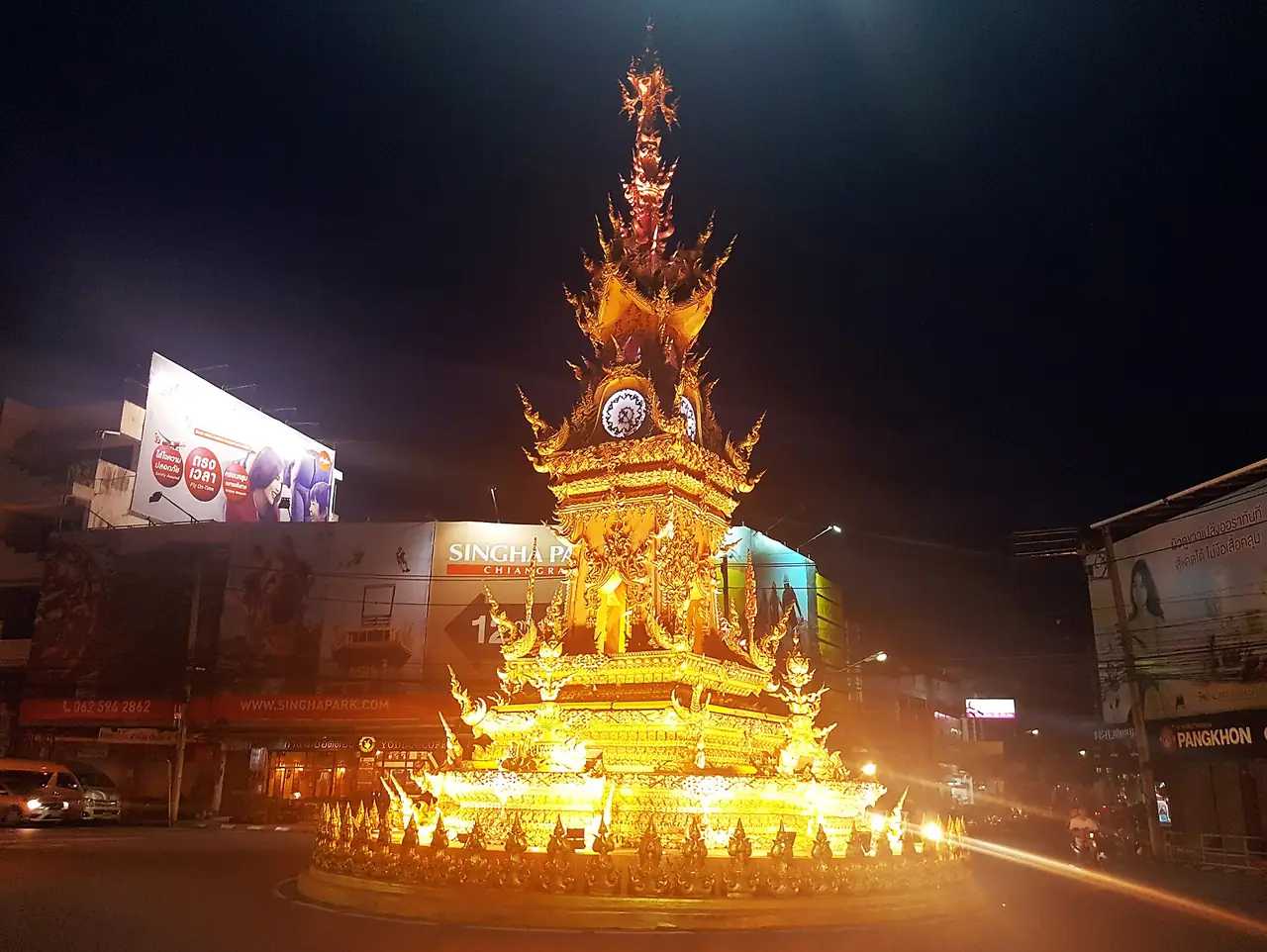 หอนาฬิกาเชียงราย จุดสังเกตกลางเมือง ใกล้ย่านที่พักและตลาดกลางคืน
