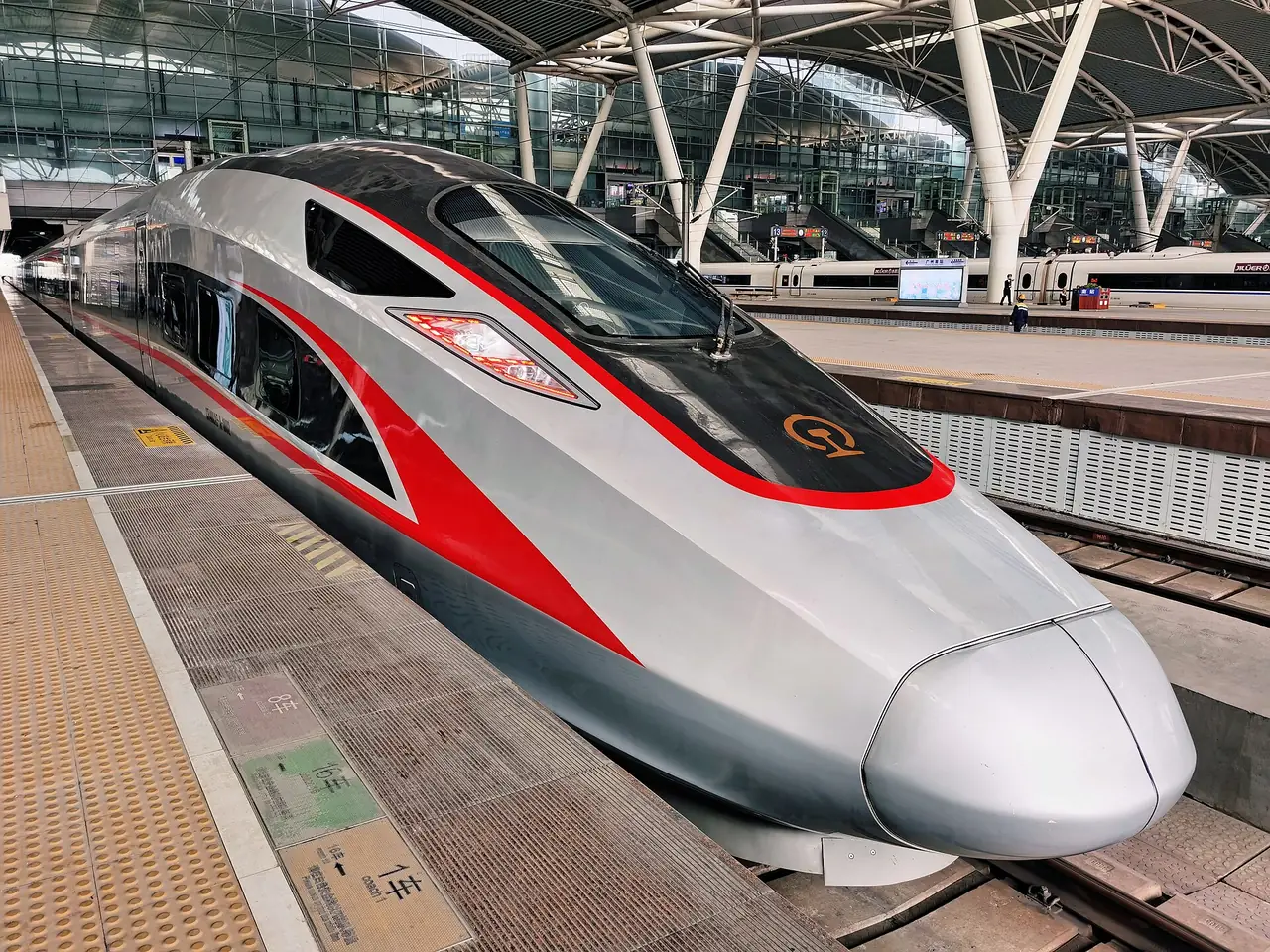 รถไฟความเร็วสูง CR400 ฟู่ซิงเฮ่า ที่ชานชาลา
