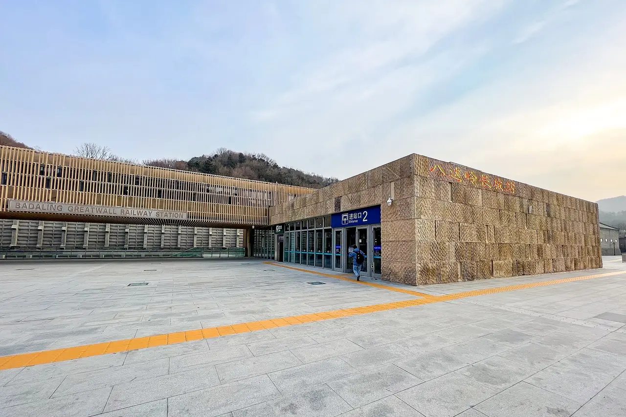 ด้านหน้าอาคารสถานีรถไฟความเร็วสูงปาต้าหลิ่งฉางเฉิง ภาพจาก Wikimedia Commons ผู้ถ่าย N509FZ สัญญา CC BY-SA 4.0 ภาพปี 2565