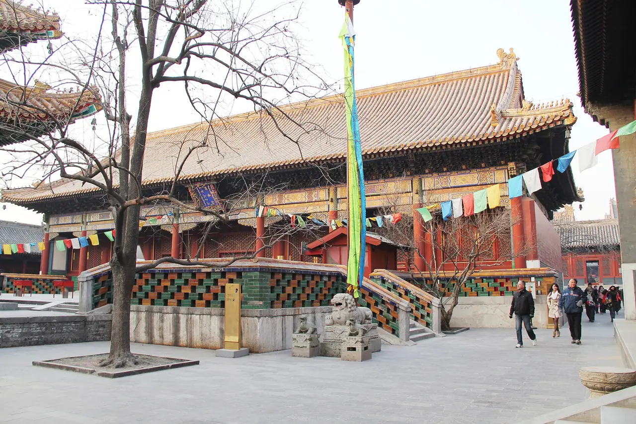 อาคารไม้ในวัดหย่งเหอ มีธงมนตร์ทิเบตหลากสีแขวนหน้าอาคาร ภาพจาก Wikimedia Commons ผู้ถ่าย The Erica Chang สัญญา CC BY 3.0