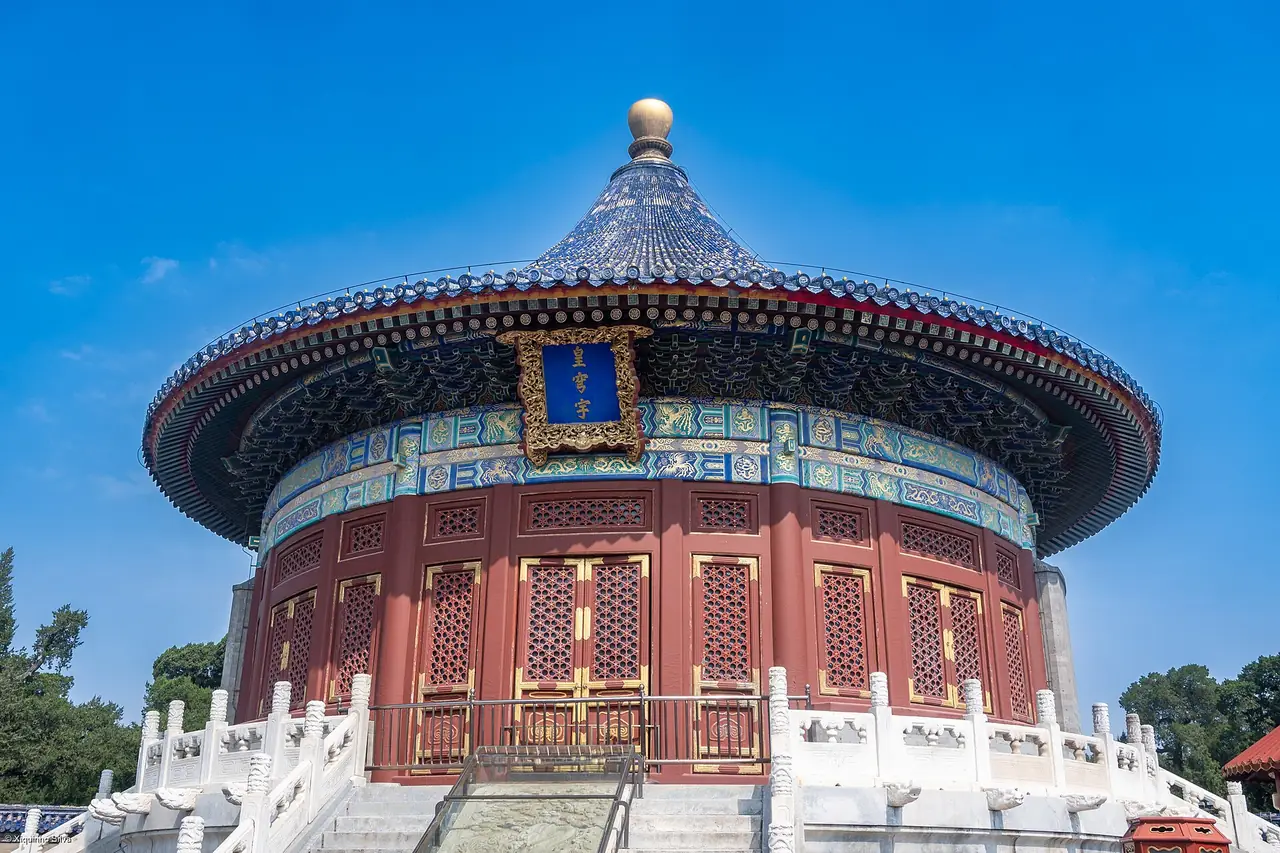 ห้องฮ่วงฉงอวี่ที่ใช้เก็บแผ่นป้ายเทพ ตัวห้องทรงกลมหลังคากรวย ภาพจาก Wikimedia Commons ผู้ถ่าย xiquinhosilva สัญญา CC BY 2.0