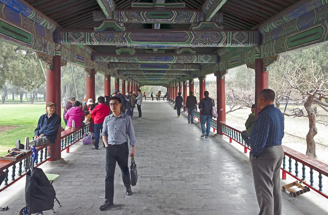 ผู้คนท้องถิ่นนั่งพักและเดินในทางเดินยาว (Long Corridor) ของสวนเทียนถาน ภาพจาก Wikimedia Commons ผู้ถ่าย Daniel Case สัญญา CC BY-SA 3.0