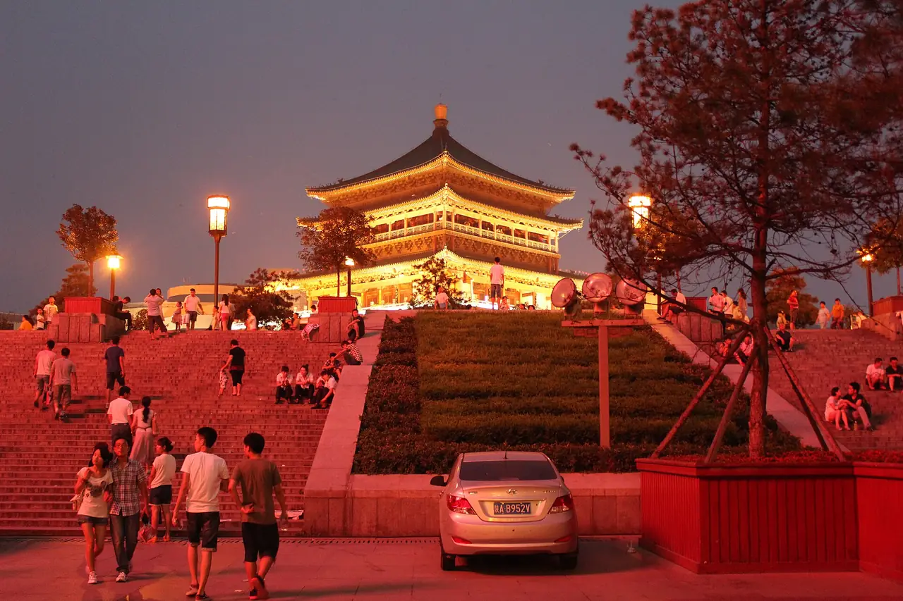 ลานบันไดและอาคารหอแบบจีนที่เปิดไฟตอนเย็น ในย่านเมืองเก่าซีอาน ภาพจาก Wikimedia Commons ผู้ถ่าย fading สัญญา CC BY-SA 3.0 ชื่อไฟล์ใน Commons ระบุถนนอาหารเป่ยหยวนเหมิน แต่ภาพที่เราเห็นเป็นอาคารหอและลานบันได เราจึงใช้เป็นภาพบรรยากาศย่านเท่านั้น ไม่ยืนยันว่าเป็นถนนอาหาร