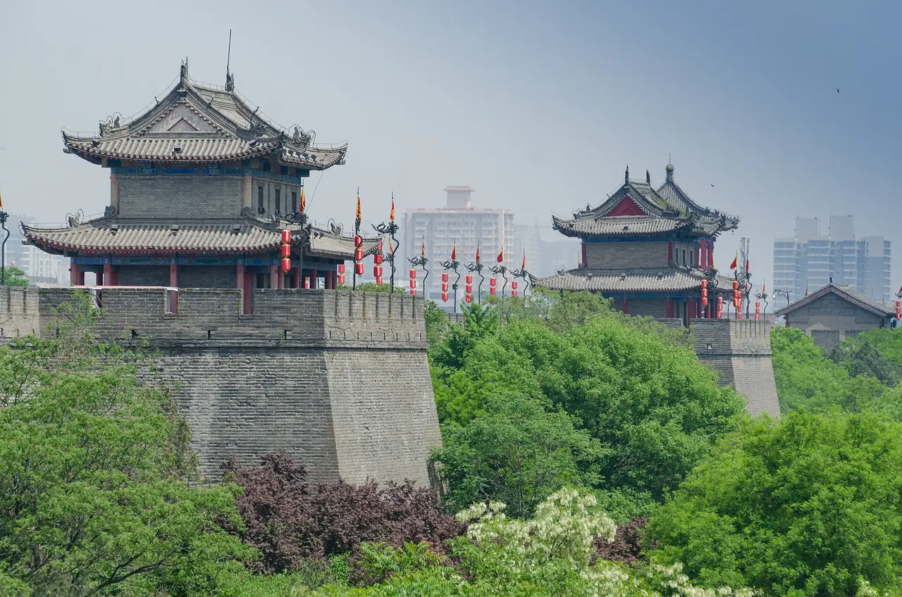 หอป้อมและกำแพงเมืองซีอานช่วงใบไม้ผลิ ภาพจาก Wikimedia Commons ผู้ถ่าย xiquinhosilva สัญญา CC BY 2.0