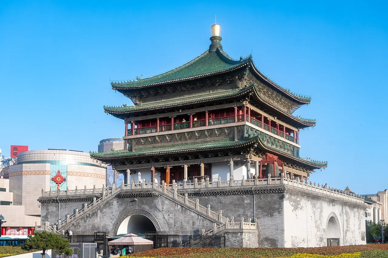 หอระฆังซีอานตอนกลางวัน เห็นหลังคาสีเขียวและฐานอิฐ ภาพจาก Wikimedia Commons ผู้ถ่าย xiquinhosilva สัญญา CC BY 2.0 ภาพเดือนตุลาคม 2567