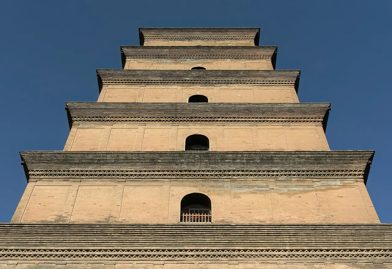 ผนังชั้นล่างของเจดีย์ห่านป่าใหญ่มองจากด้านล่างขึ้นไป ภาพจาก Wikimedia Commons ผู้ถ่าย Alexey Komarov สัญญา CC BY-SA 4.0 ภาพเดือนพฤษภาคม 2561