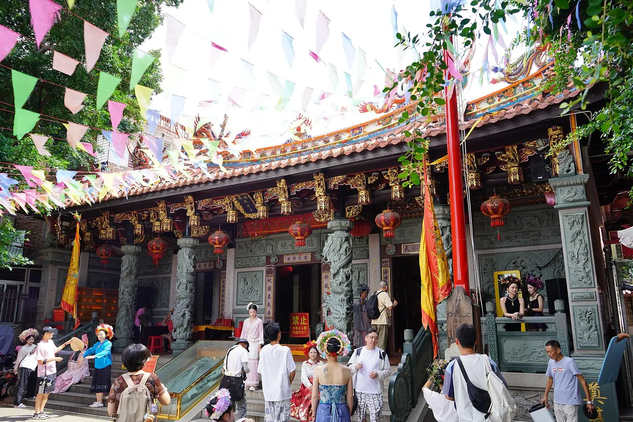 ลานหน้าศาลเจ้าซุ่นจี้ในซุนผู่ ผู้มาเที่ยวบางคนสวมดอกไม้บนศีรษะ ภาพจาก Wikimedia Commons ผู้ถ่าย 猫猫的日记本 สัญญา CC BY-SA 4.0 ไฟล์ลงวันที่ ส.ค. 2568