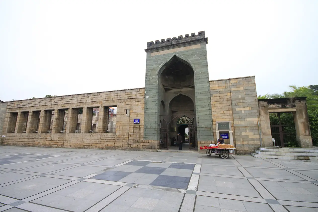 ประตูหินโค้งแหลมและกำแพงเก่าของมัสยิดชิงจิ้ง ภาพจาก Wikimedia Commons ผู้ถ่าย Zhangzhugang สัญญา CC BY-SA 4.0 ไฟล์ลงวันที่ 29 ก.พ. 2555 ภาพเก่า