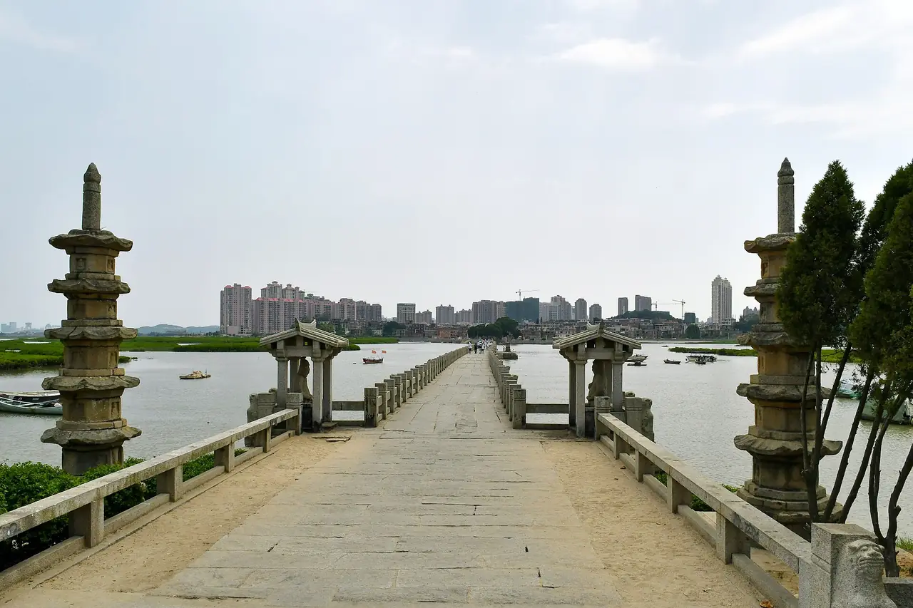 เจดีย์หินคู่และศาลาตรงปลายสะพานด้านเหนือ ภาพจาก Wikimedia Commons ผู้ถ่าย Tyg728 สัญญา CC BY-SA 4.0 ไฟล์ลงวันที่ 27 ก.ค. 2560