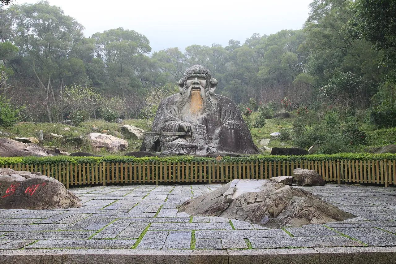 รูปสลักหินเหลาจวินบนภูเขาชิงหยวน ภาพจาก Wikimedia Commons ผู้ถ่าย Zhangzhugang สัญญา CC BY-SA 4.0 ไฟล์ลงวันที่ 1 มี.ค. 2555 ภาพเก่า