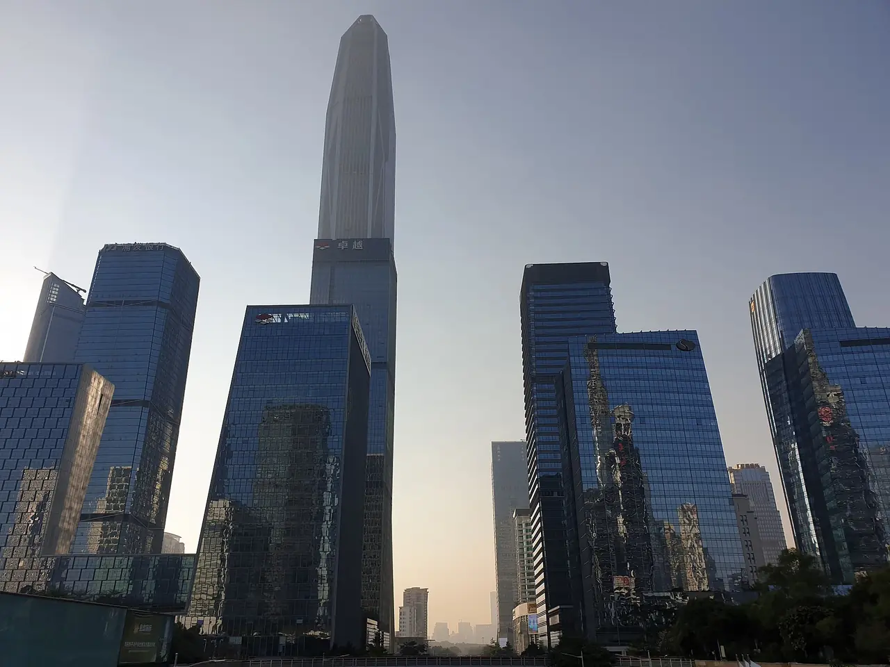 ตึกสูงในย่านฝูเถียน มองเห็นหอ Ping An Finance Center อยู่ตรงกลาง ภาพจาก Wikimedia Commons ผู้ถ่าย Shihu7 สัญญา CC BY-SA 4.0 ภาพช่วงเย็น