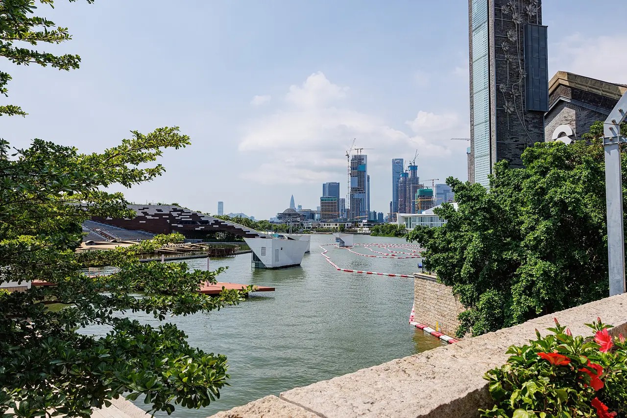 ลำน้ำและตึกสูงในย่านอ่าวเซินเจิ้น ภาพถ่ายตามชื่อไฟล์คือ OCT Harbour ภาพจาก Wikimedia Commons ผู้ถ่าย Dinkun Chen สัญญา CC BY-SA 4.0 ไม่ใช่ภาพของกิจกรรมที่เก็บค่าเข้า