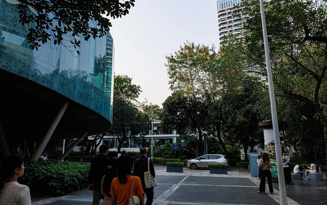 ทางเดินคนและอาคารกระจกโค้งในย่านศิลปะ ภาพถ่ายตามชื่อไฟล์คือ OCT LOFT ภาพจาก Wikimedia Commons ผู้ถ่าย Dinkun Chen สัญญา CC BY-SA 4.0 ไม่ระบุปีของภาพในหน้าไฟล์