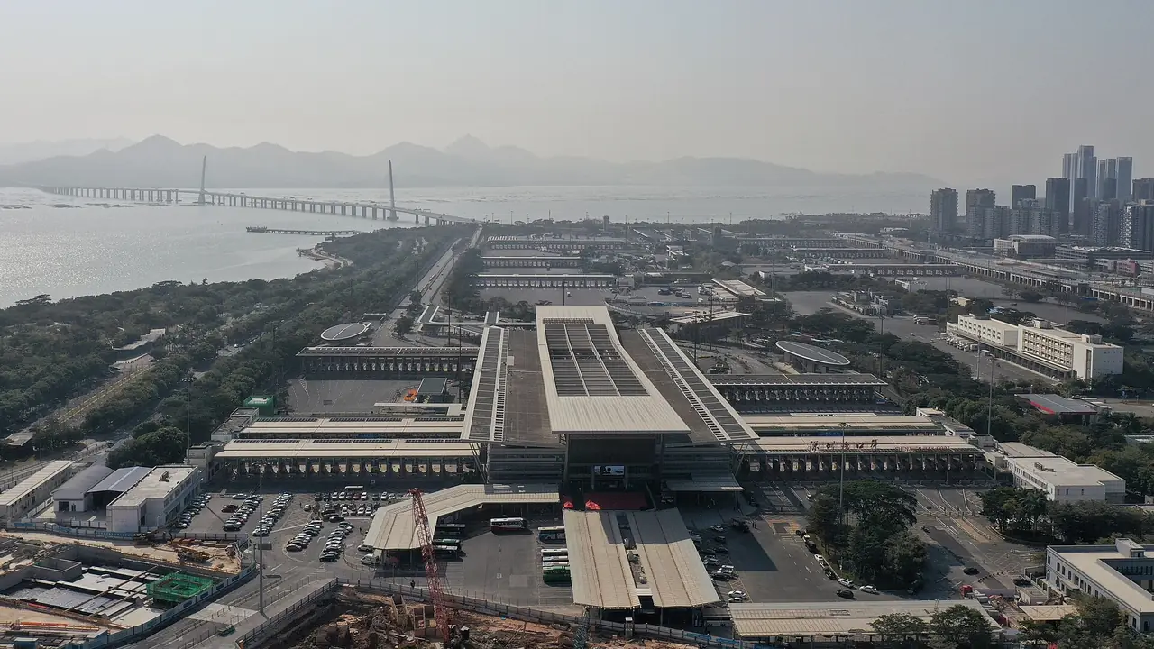 อาคารด่านเซินเจิ้นเบย์ (Shenzhen Bay Port) ถ่ายจากมุมสูง มองเห็นสะพานข้ามอ่าวไปฮ่องกงอยู่ไกล ๆ ภาพจาก Wikimedia Commons ผู้ถ่าย Charlie fong สัญญา CC BY-SA 4.0 ไฟล์ลงวันที่ปี 2564
