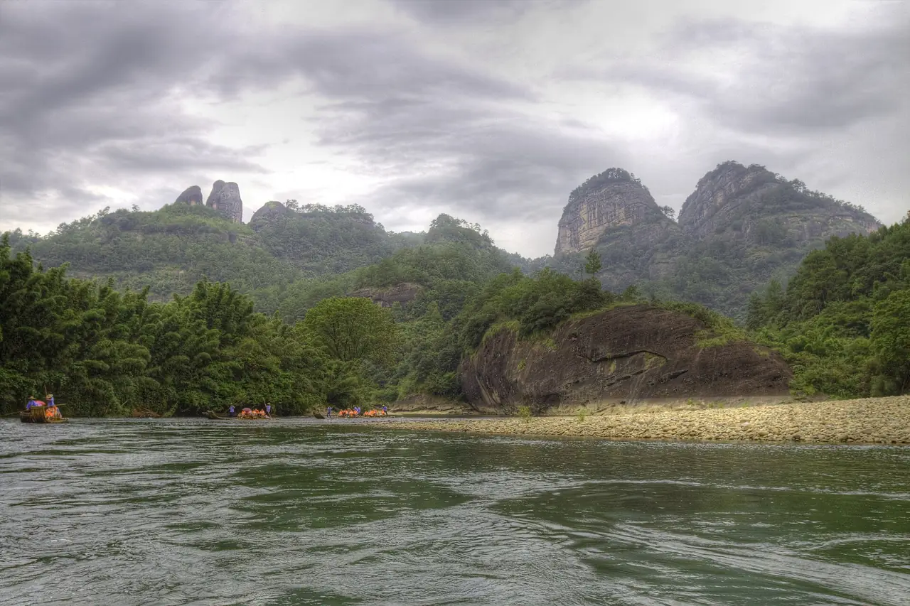 ยอดเขาหินสีแดงเหนือลำธารจิ่วฉวี่ (ไฟล์ระบุว่าเป็นโค้งที่เจ็ด) ภาพจาก Wikimedia Commons ผู้ถ่าย Zhangzhugang สัญญา CC BY-SA 3.0 ถ่ายปี 2555 จึงเป็นภาพเก่า