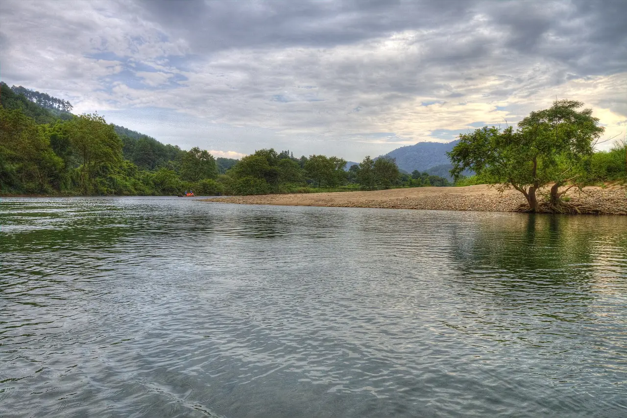 ผืนน้ำของลำธารจิ่วฉวี่ที่ไหลช้า ไฟล์ระบุว่าเป็นช่วงโค้งที่เก้า ภาพจาก Wikimedia Commons ผู้ถ่าย Zhangzhugang สัญญา CC BY-SA 3.0 ถ่ายปี 2555