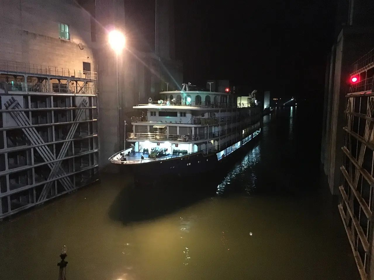เรือโดยสารแม่น้ำแยงซีเข้าไปในประตูน้ำของเขื่อนสามผาตอนกลางคืน ภาพถ่ายปี 2559 ภาพจาก Wikimedia Commons ผู้ถ่าย Fredlyfish4 สัญญา CC BY-SA 4.0