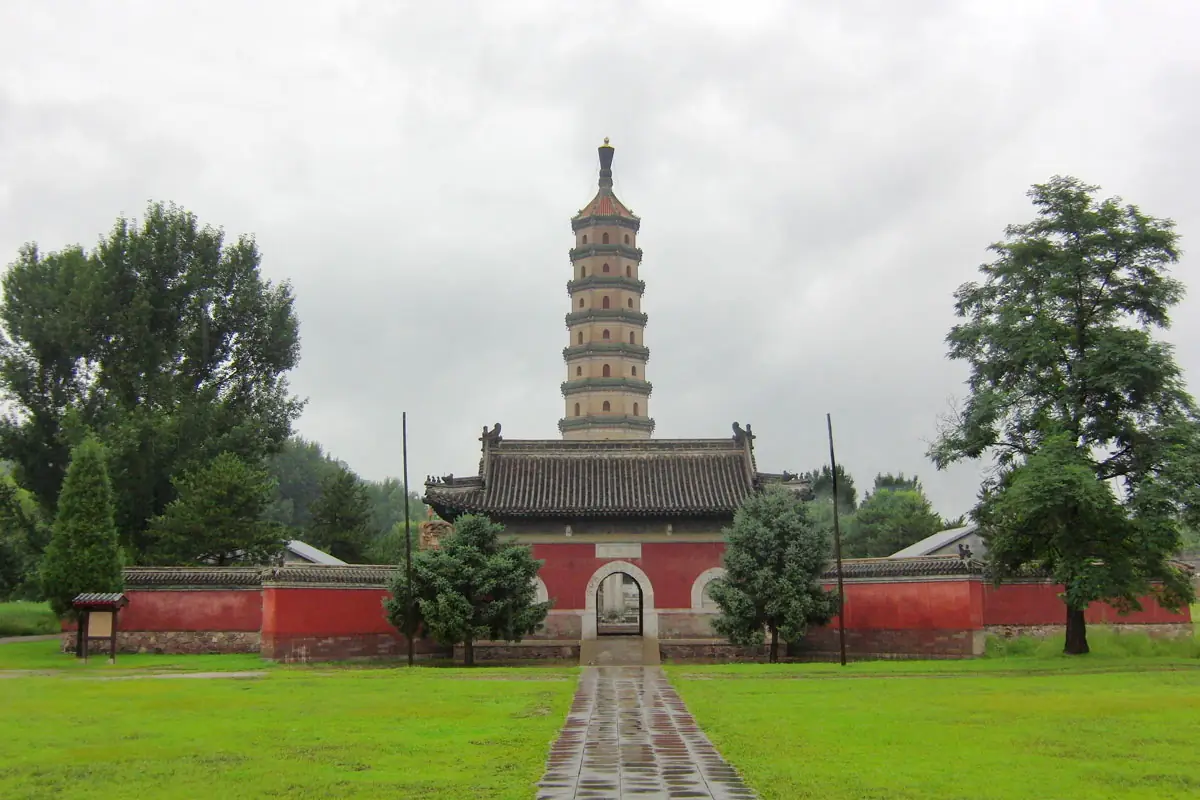 ประตูและเจดีย์วัดหย่งโหย่ว (永佑寺) ที่ Commons อธิบายว่าเป็นวัดพรอันนิรันดร์พร้อมเจดีย์สูง 66 เมตร ภาพจาก Wikimedia Commons ผู้ถ่าย Алексей Бондаренко สัญญา CC BY-SA 3.0 ตำแหน่งเทียบกับเส้นทางเดินยังไม่ยืนยัน