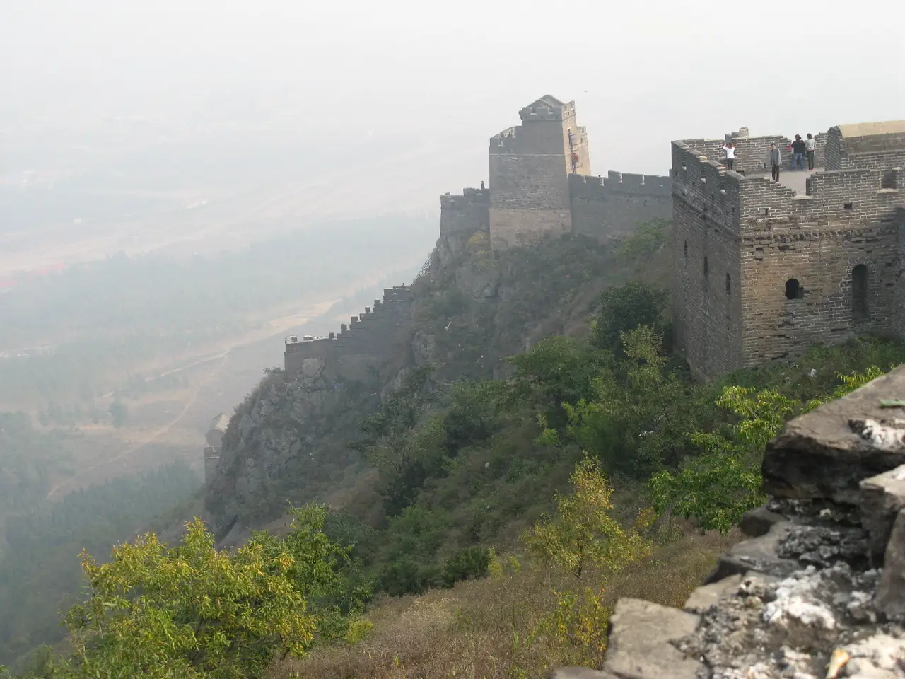 กำแพงเมืองจีนช่วงเจี่ยวซานที่ไต่ไปตามหน้าผา ภาพจาก Wikimedia Commons ผู้ถ่าย Caitriana Nicholson สัญญา CC BY-SA 2.0