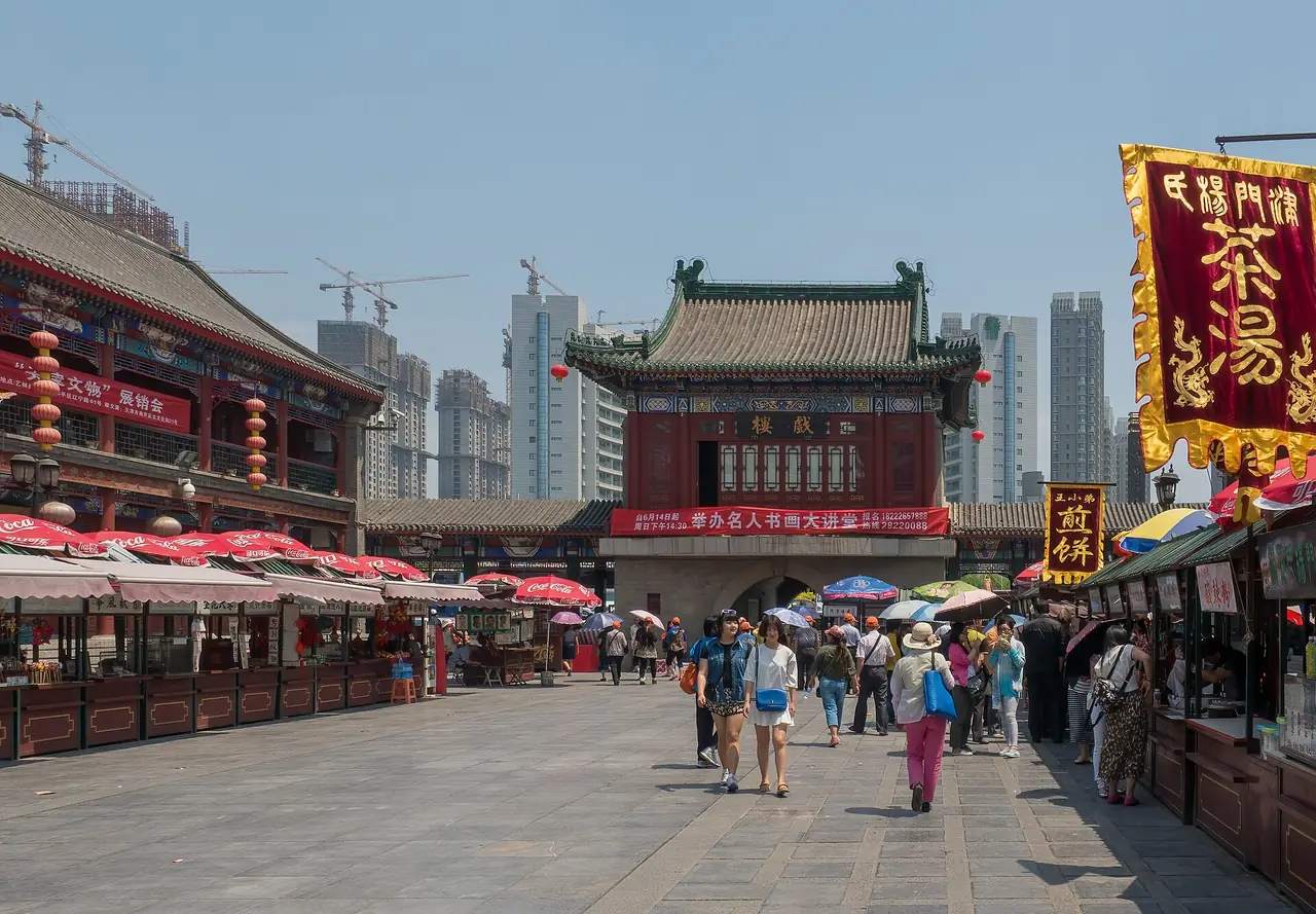 ถนนวัฒนธรรมโบราณ เทียนจิน เห็นอาคารสไตล์ชิงและผู้คนเดิน ภาพจาก Wikimedia Commons ผู้ถ่าย Ermell สัญญา CC BY-SA 4.0 ถ่ายปี 2558