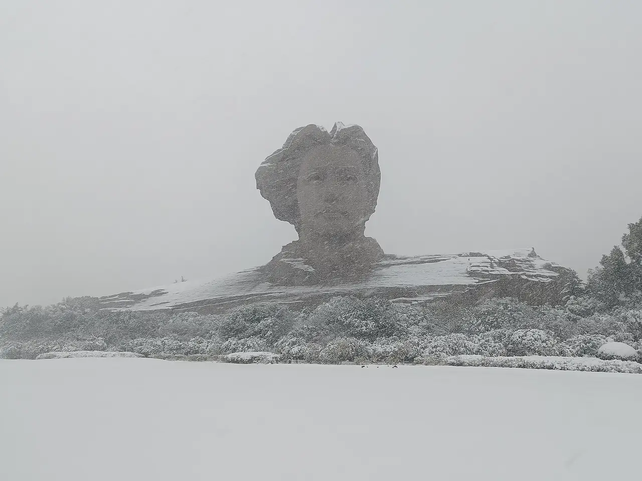 รูปปั้นหัวเหมาเจ๋อตงวัยหนุ่มบนเกาะส้มท่ามกลางหมอกและหิมะ ถ่ายวันที่ 26 ธ.ค. 2564 ภาพจาก Wikimedia Commons ศิลปินผู้สร้างรูปปั้น Li Ming สัญญา CC BY 3.0 ภาพนี้เป็นฉากหิมะที่พบไม่บ่อยในฉางซา