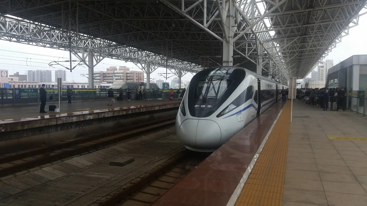 รถไฟความเร็วสูง CRH1A เทียบชานชาลาที่สถานีไหโข่วตะวันออก ภาพจาก Wikimedia Commons ผู้ถ่าย AndyChen2005121 สัญญา CC BY-SA 4.0 ไม่ระบุปีถ่าย