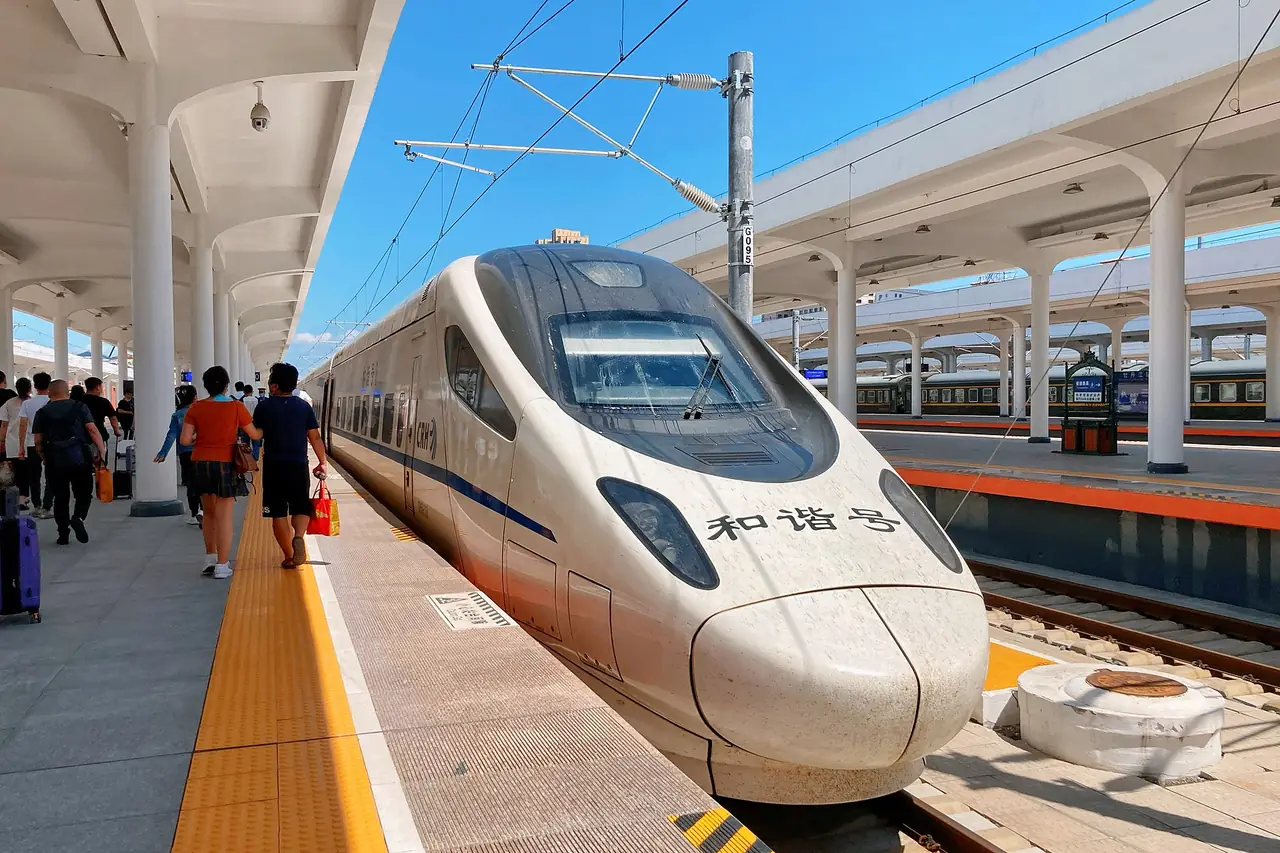 รถไฟความเร็วสูง CRH5G ที่สถานีหมู่ตันเจียง ซึ่งเป็นขบวนสายฮาร์บิน-หมู่ตันเจียง ภาพจาก Wikimedia Commons ผู้ถ่าย Prcshaw สัญญา CC BY-SA 4.0 ไม่ระบุปีถ่าย