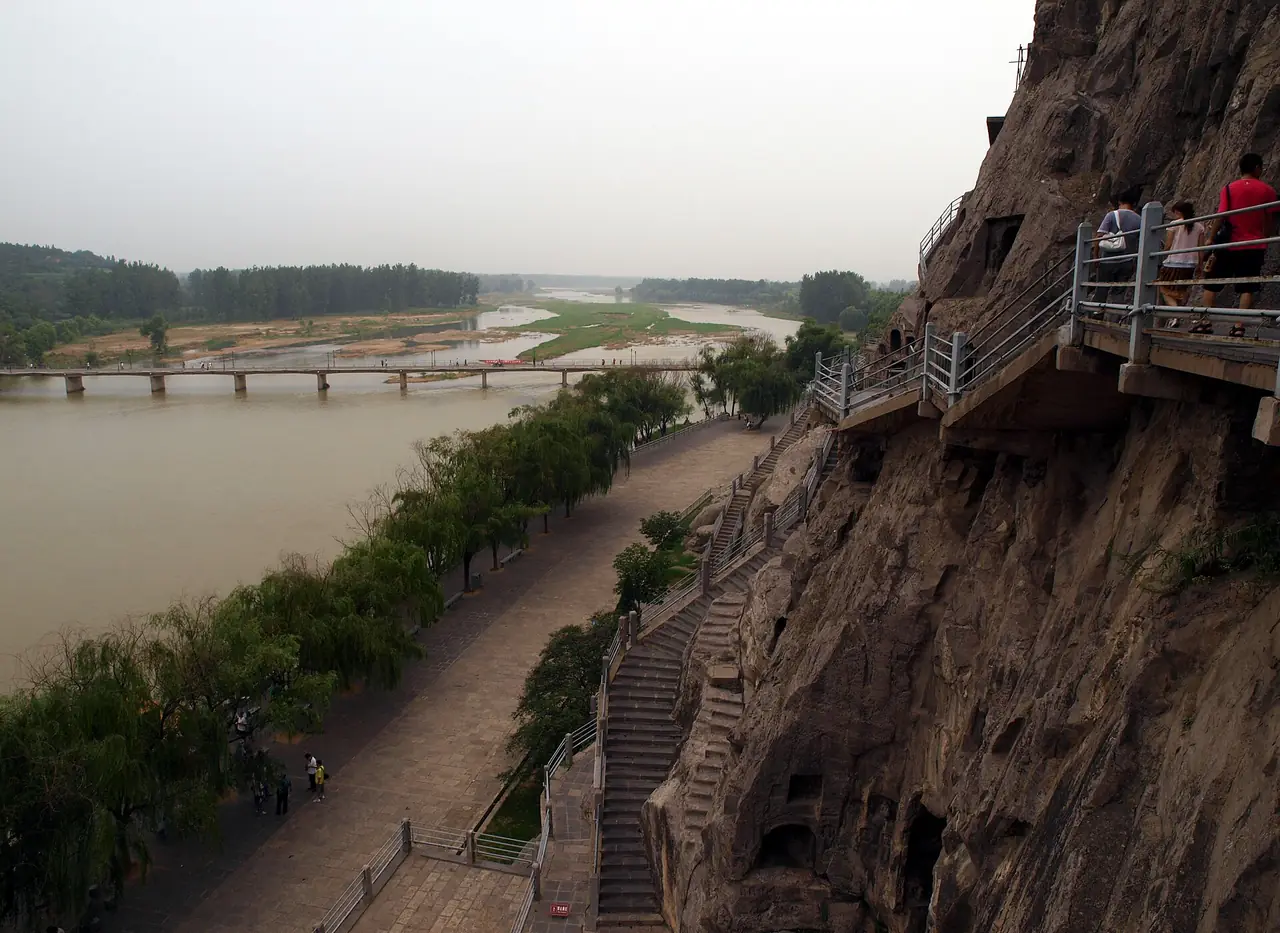 ทางเดินบนหน้าผาด้านตะวันตกมองลงไปที่แม่น้ำอีและสะพานด้านไกล ภาพจาก Wikimedia Commons ผู้ถ่าย Marieke Kuijjer สัญญา CC BY-SA 2.0 ภาพนี้ไม่ได้ลงปีที่ถ่าย