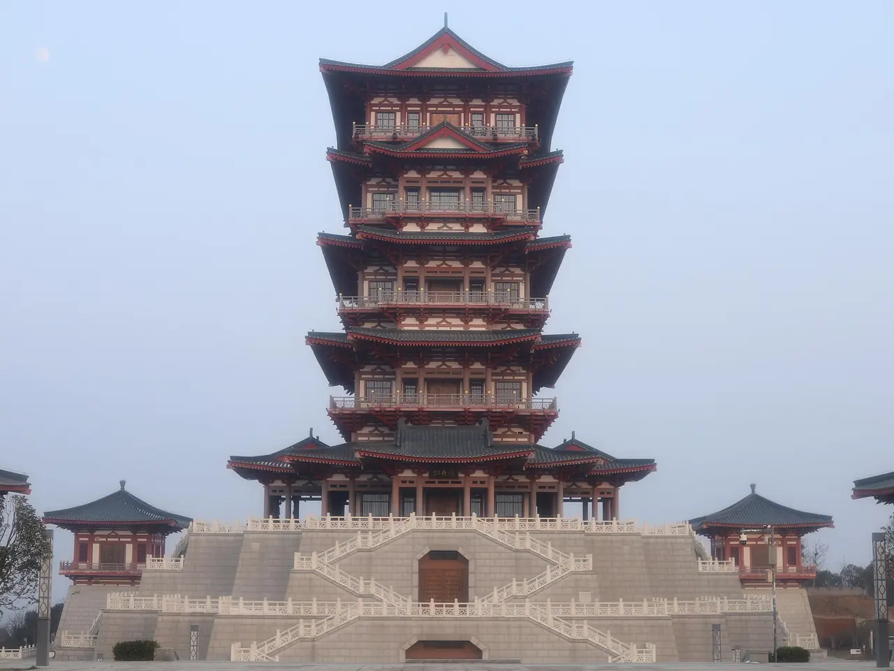 อาคารสูงห้าชั้นชื่อ Luoyang Peony Museum หรือ 牡丹阁 ในลั่วหยาง ภาพจาก Wikimedia Commons ผู้ถ่าย Baomi สัญญา CC BY-SA 4.0 ภาพประกอบเรื่องโบตั๋น ไม่ใช่ภาพดอกโบตั๋น