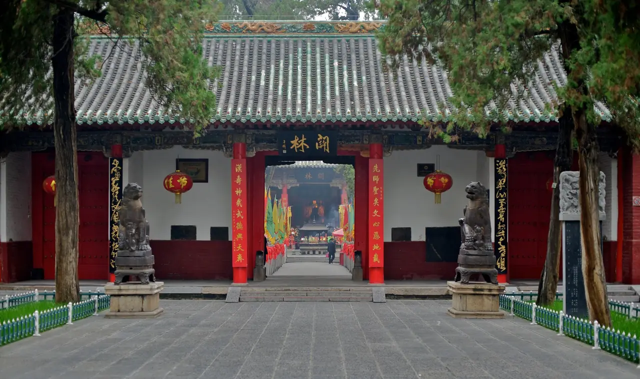 ประตูทางเข้าและลานของวัดกวนหลิน เมืองลั่วหยาง มีสิงโตหินสองฝั่ง ภาพจาก Wikimedia Commons ผู้ถ่าย kevinmcgill สัญญา CC BY-SA 2.0 ถ่ายเดือน ก.ย. 2011 ตามชื่อไฟล์