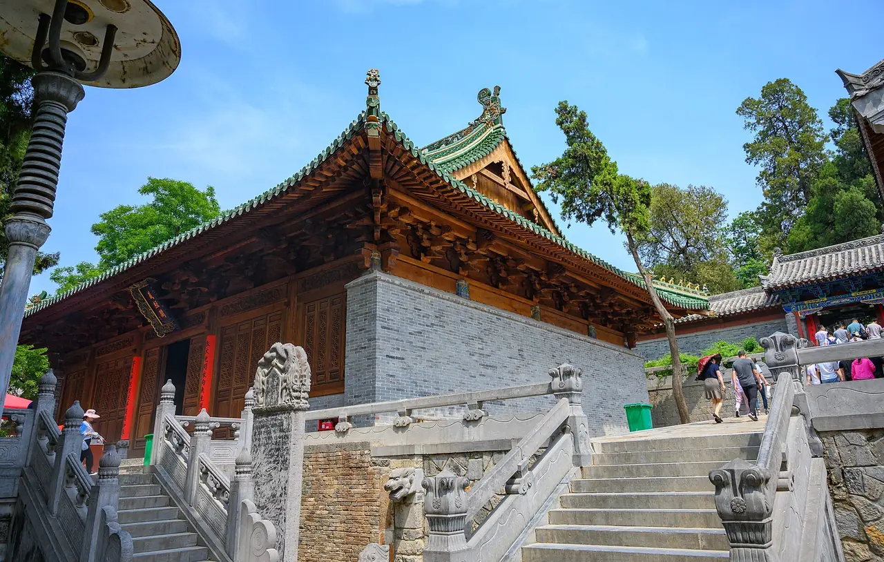อาคารหลังคากระเบื้องเขียวในกลุ่มอาคารวัดเส้าหลิน ชื่อไฟล์ระบุว่าเป็น Shaolin Temple เมืองเติงเฟิง ภาพจาก Wikimedia Commons ผู้ถ่าย xiquinhosilva สัญญา CC BY 2.0 ไม่ระบุปีที่ถ่าย