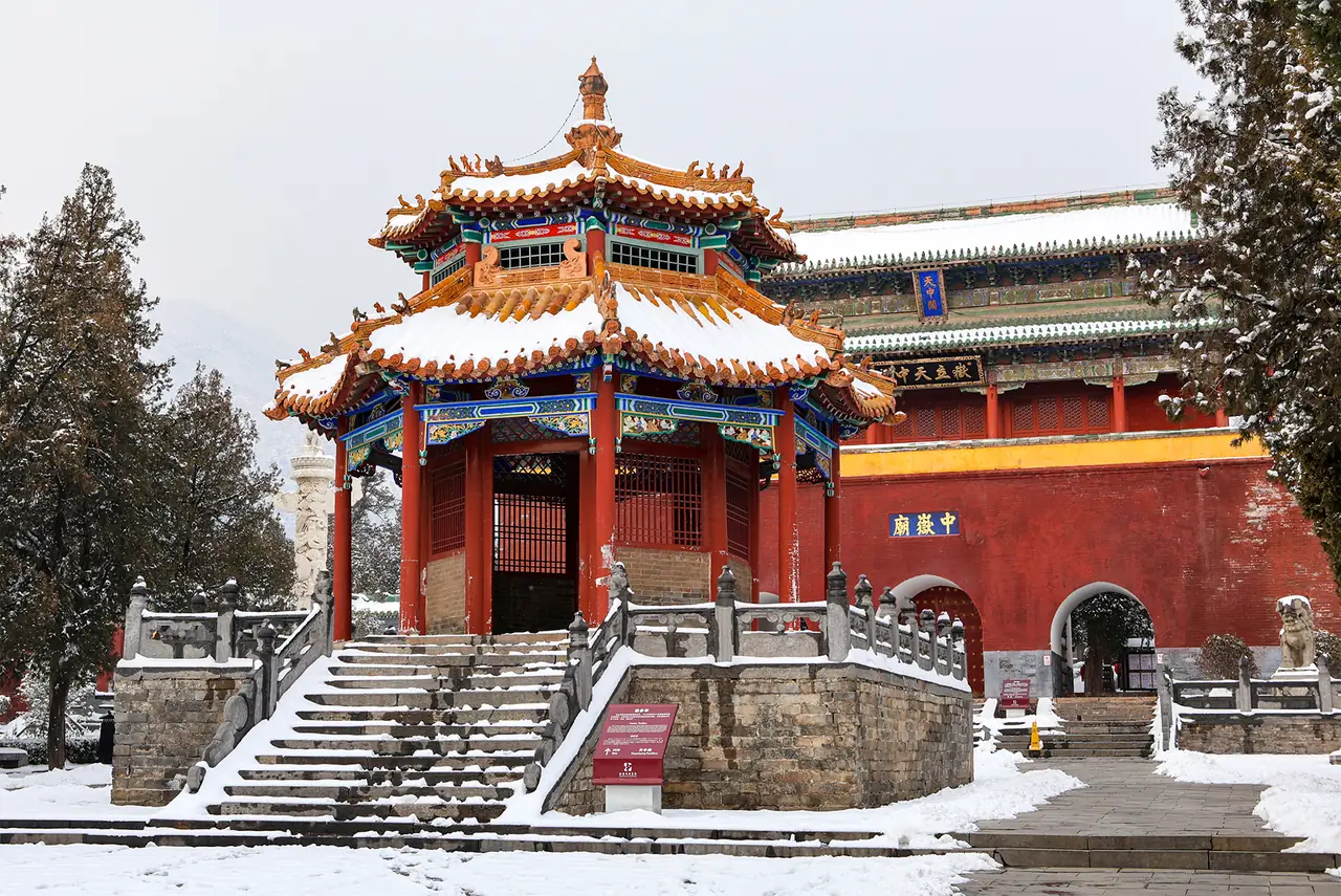 ศาลาและอาคารสีแดงของวัดจงเยว่ที่มีหิมะ เมืองเติงเฟิง ภาพจาก Wikimedia Commons ผู้ถ่าย Windmemories สัญญา CC BY-SA 4.0 ถ่ายเดือน ม.ค. 2026 ตามชื่อไฟล์