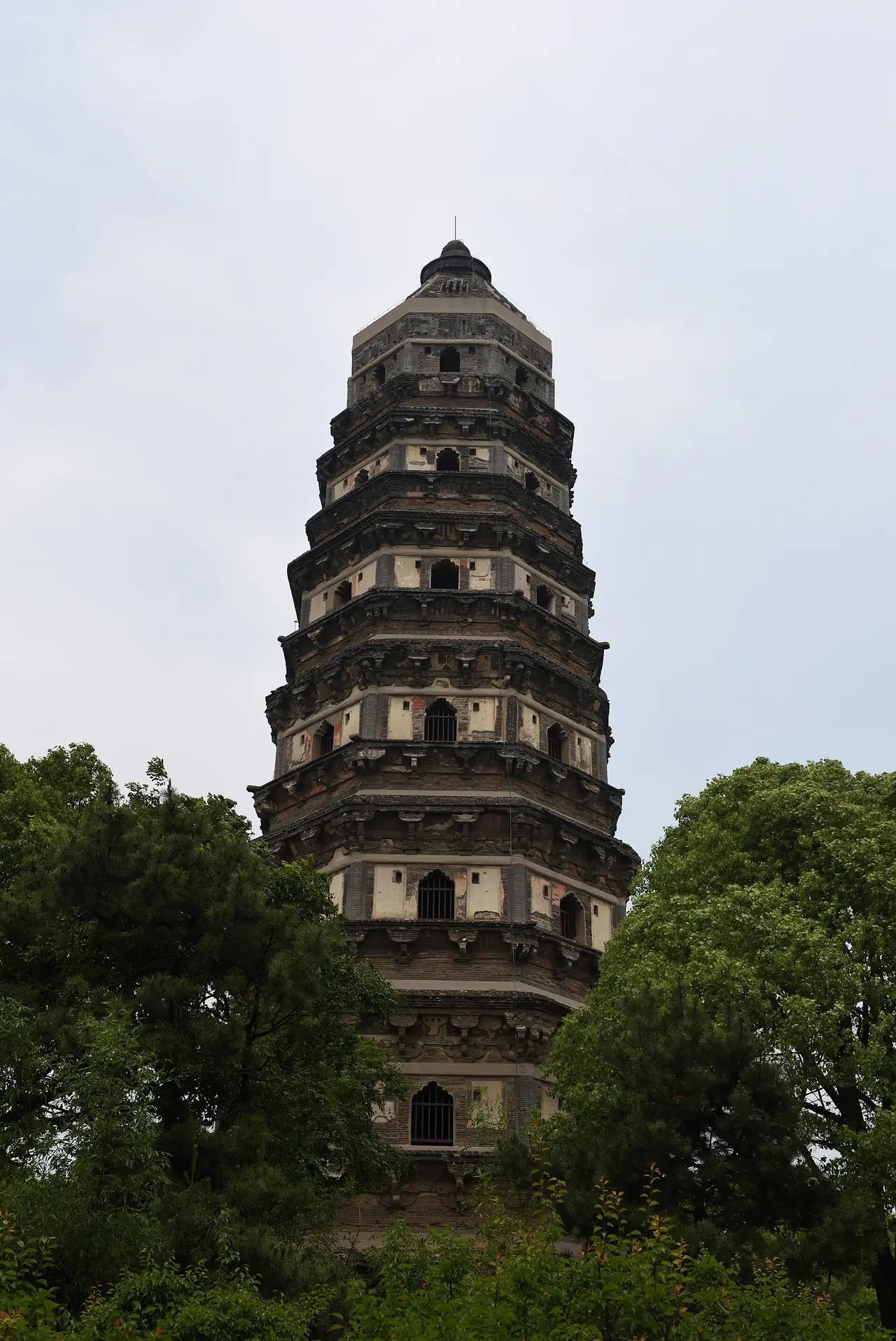 เจดีย์หยุนเหยียนบนเขาหูชิว ซูโจว มองเห็นรูปทรงเอียงของตัวเจดีย์ ภาพจาก Wikimedia Commons ผู้ถ่าย Siyuwj สัญญา CC BY-SA 4.0 ภาพที่ถ่ายเมื่อ 14 พ.ค. 2559 ตามชื่อไฟล์