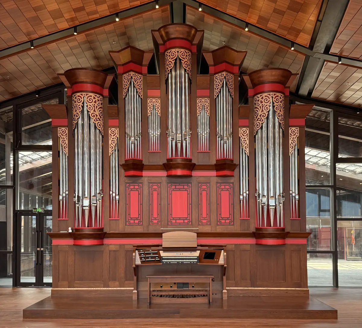 ออร์แกนท่อในศาลาของถนนศิลปะเซรามิกเถาซีชวน (Ceramic Art Avenue) ภาพจาก Wikimedia Commons ผู้ถ่าย TilmannSpaeth สัญญา CC BY-SA 4.0 ไม่ระบุปีที่ถ่าย
