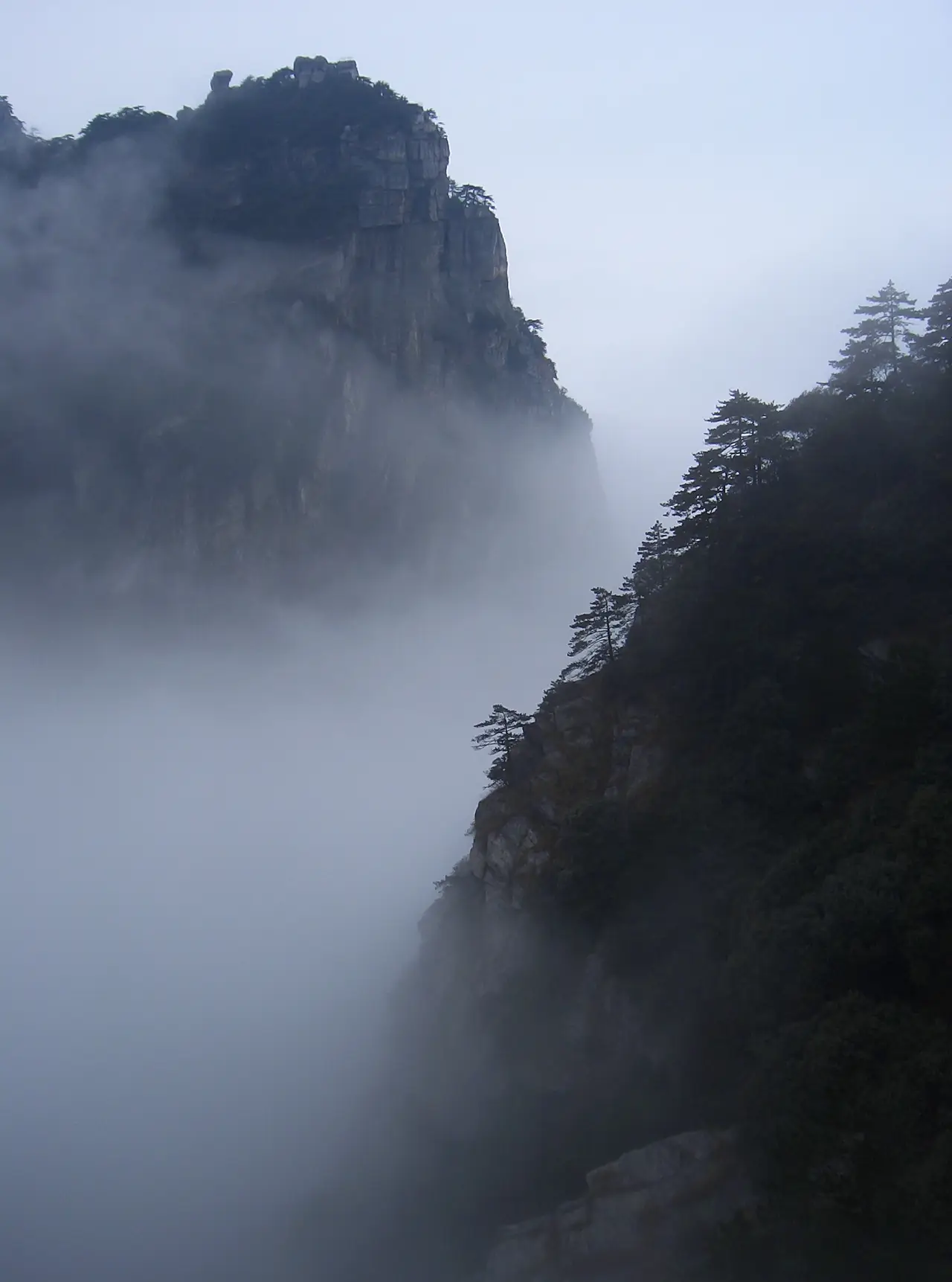 หมอกพันรอบหน้าผาบนเขาหลูซาน ภาพจาก Wikimedia Commons ผู้ถ่าย me (w:User:pfctdayelise) สัญญา CC BY-SA 2.5 ไม่ระบุปีที่ถ่าย