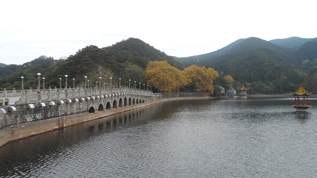เขื่อนสะพานโค้งยาวและศาลาที่ทะเลสาบหลูหลิน (芦林湖) เขาหลูซาน ภาพจาก Wikimedia Commons ผู้ถ่าย 钉钉 สัญญา CC BY-SA 4.0 ไม่ระบุปีที่ถ่าย