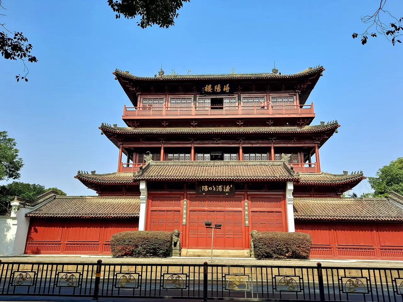 หอซวินหยางโหลว (浔阳楼 Xunyang Lou) ในเมืองจิ่วเจียง ภาพจาก Wikimedia Commons ผู้ถ่าย 钉钉 สัญญา CC BY-SA 4.0 ไม่ระบุปีที่ถ่าย
