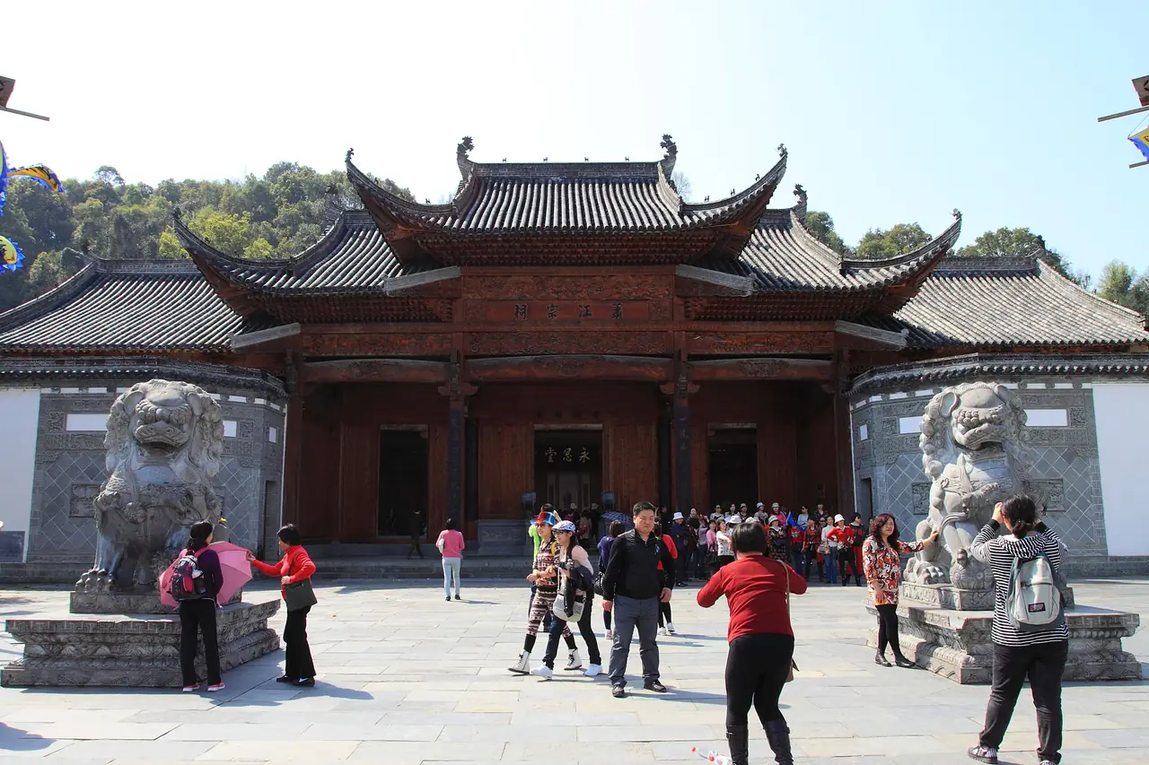 ประตูหอบูชาบรรพบุรุษตระกูลเซียวเจียง (萧江宗祠) หมู่บ้านเจียงวาน อู้หยวน ถ่ายเมื่อ 31 มี.ค. 2555 ภาพจาก Wikimedia Commons ผู้ถ่าย Zhangzhugang สัญญา CC BY-SA 4.0